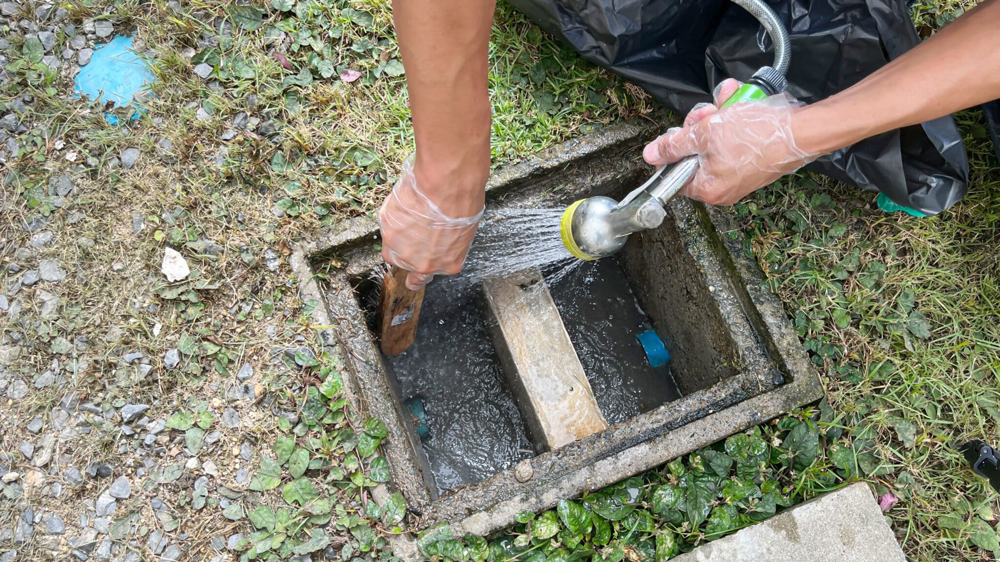 Cleaning inside the grease trap, Grease trap maintenance.